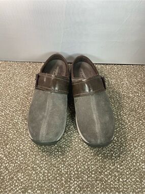 Easy Spirit Women’s Gray Suede Slip-On with Brown Leather Strap,Comfort Size 10.